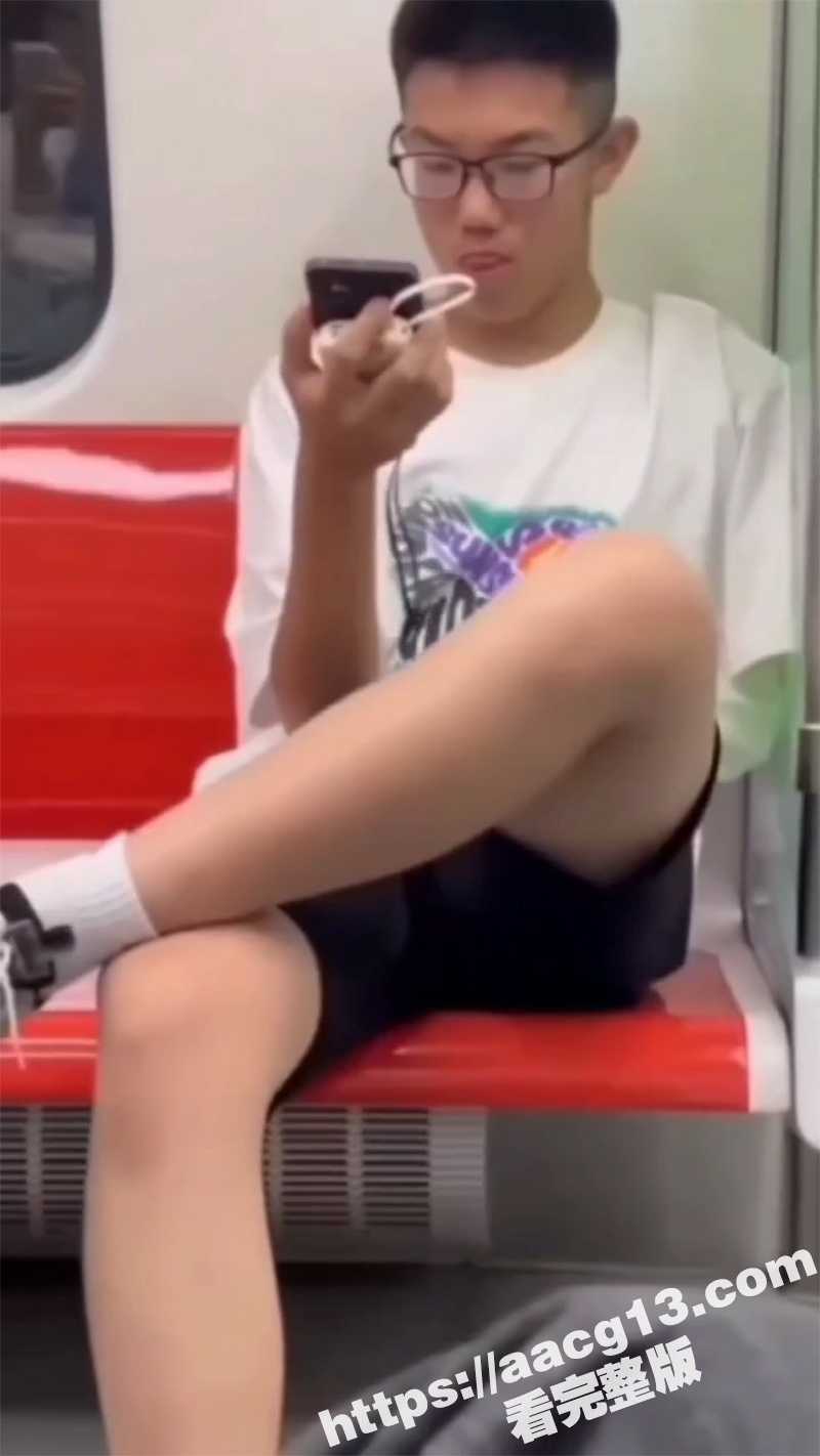 成都地铁独臂战士 单手掏打飞机 还走到门口 用角度掩护继续搂 手机看的51吃瓜么 竟然这么大瘾 - 51吃瓜网-51吃瓜网