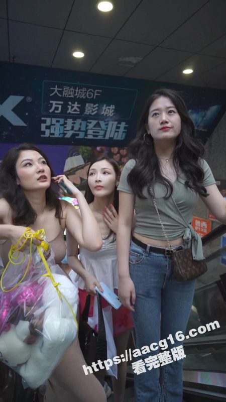 街拍抄底 裙底春光乍泄 模特级白皙大长腿女神 骚丁粉内夹紧像没穿一样-51吃瓜网