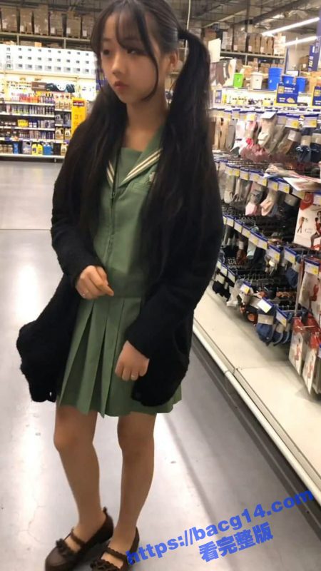 萝莉少女 浆果儿 在超市脱掉内衣 故意当着路人露奶摸胸 青涩笑容让人心生怜爱-51吃瓜网