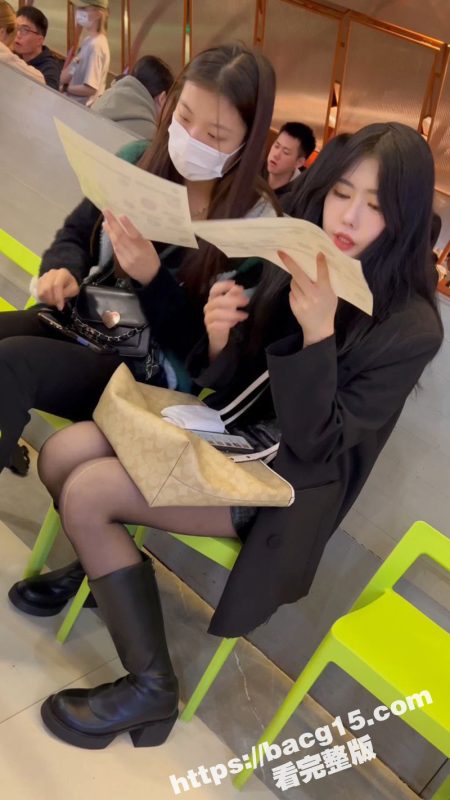 抄底大神商场偷拍 长筒靴黑丝女神 洛丽塔JK裙学妹 各种裙底风光 这丁字裤也太骚了！-51吃瓜网