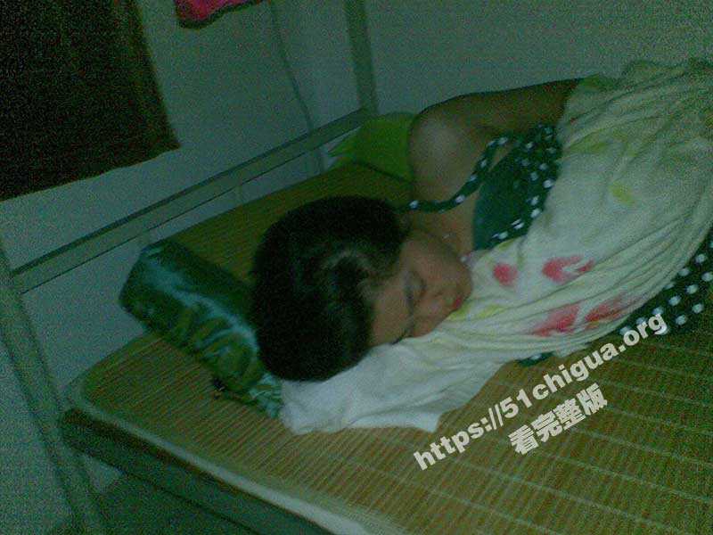 半夜跑高中女宿舍打手电筒掀女生被子扒衣服偷拍熟睡中女生的奶子和逼-51吃瓜网