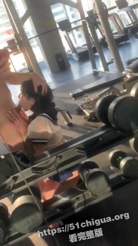 健身房里的淫荡事！魁梧健身教练跟娇小美女学员旁若无人口交做爱打炮-51吃瓜网