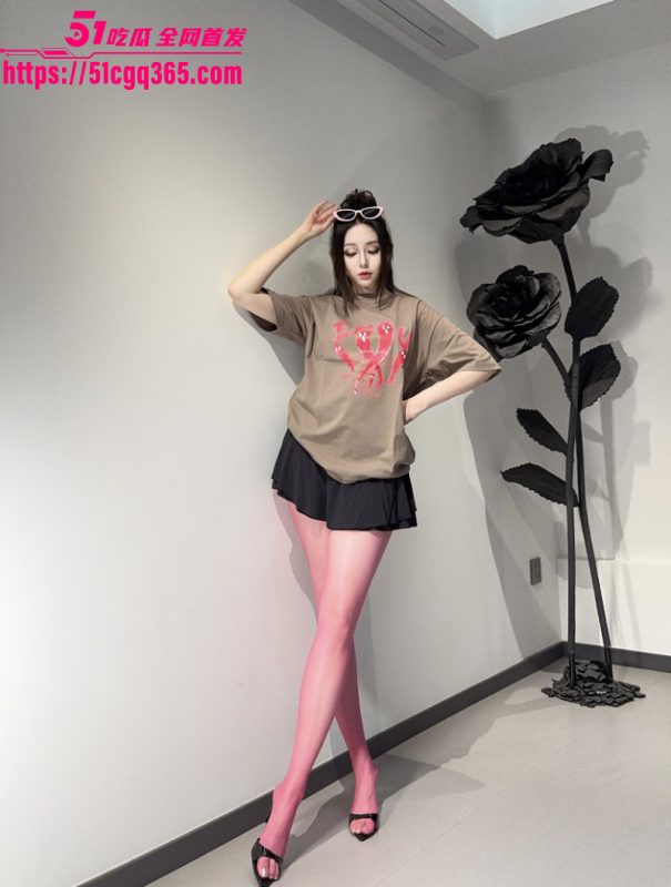 乱伦大神 姐姐的奶味 巨乳姐姐为泄欲 定制侧边开叉裙粉红丝袜 口爆浓精爽到无法自拔！-51吃瓜网